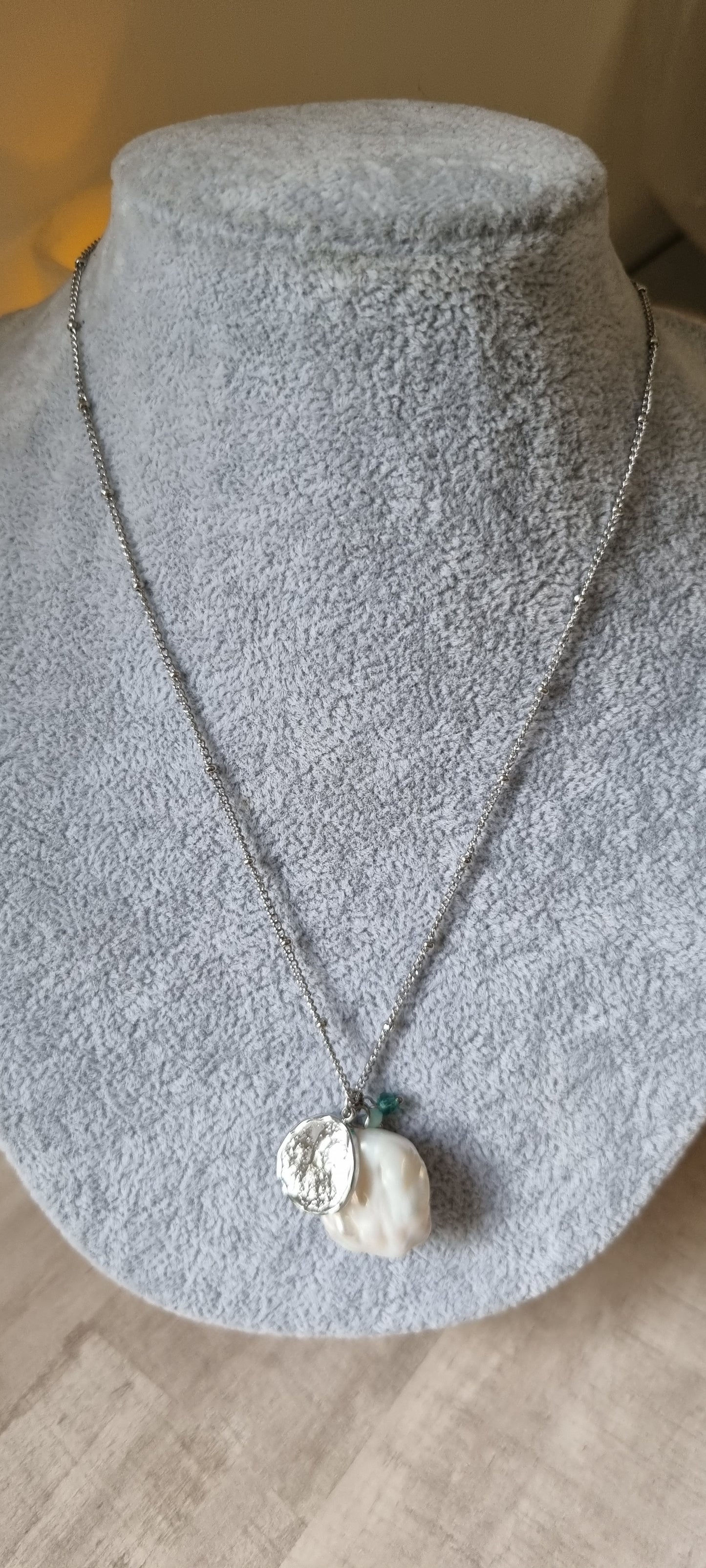Cadena con perlas cuadrada