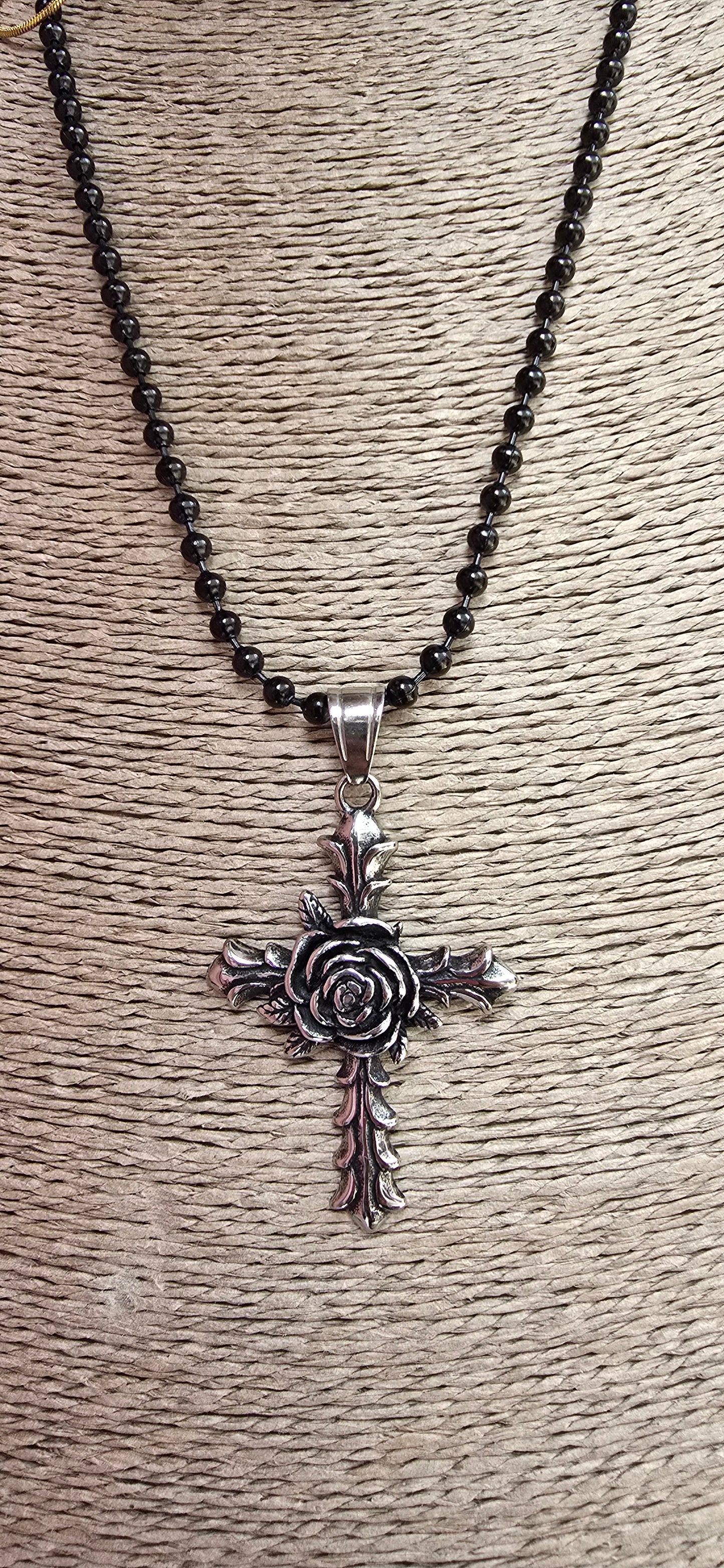 Cadena con cruz rosal